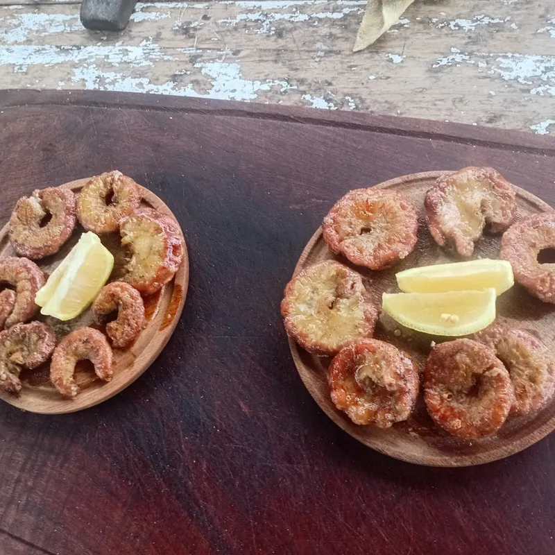 Dos platos para picar con limón