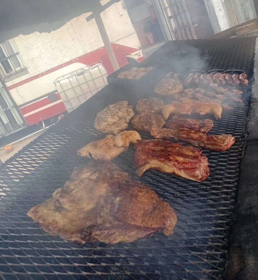 Carnes cocinándose sobre la parrilla