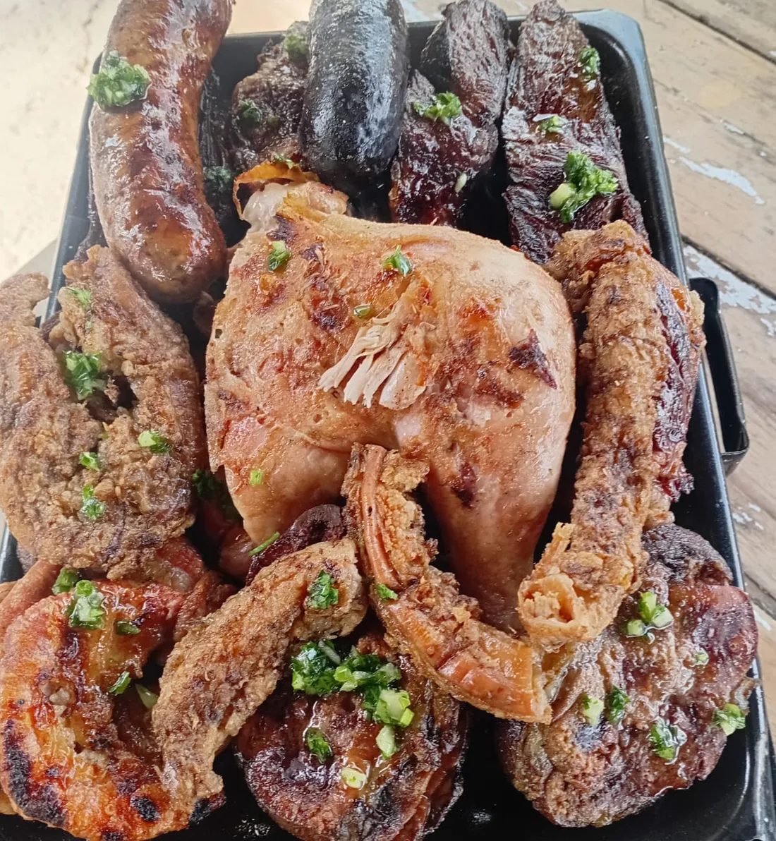 Parrillada de Parrilla El Desvío con pollo, chorizo, morcilla y cortes de carne