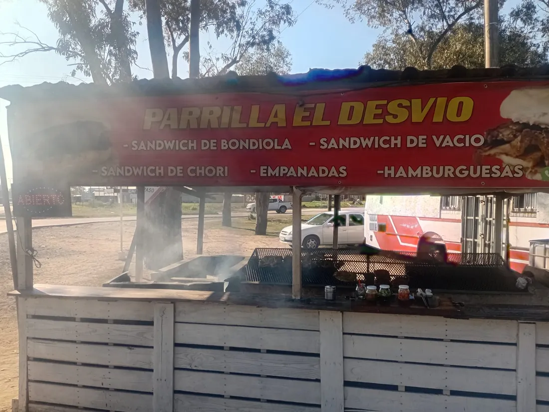 El puesto de Parrilla El Desvío con su cartel rojo