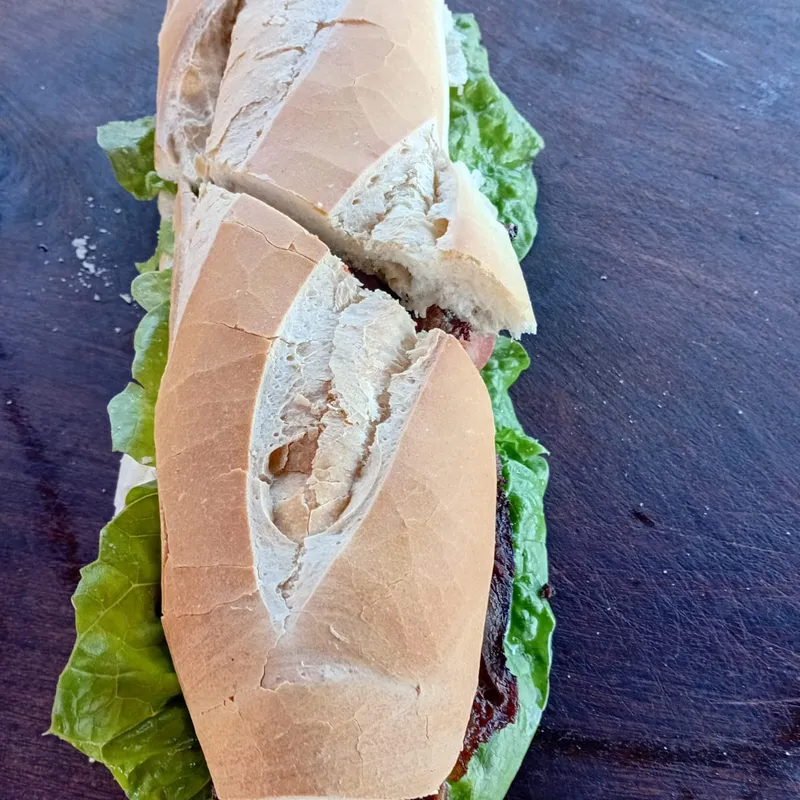 Sándwich en pan francés con lechuga